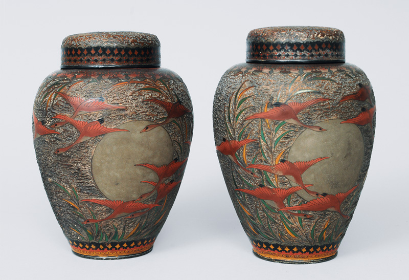 A pair of vases with goos decoration