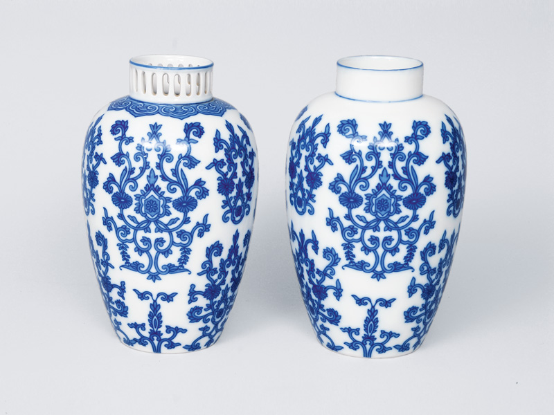 Zwei Vasen mit Blau-Dekor im asiatischen Stil