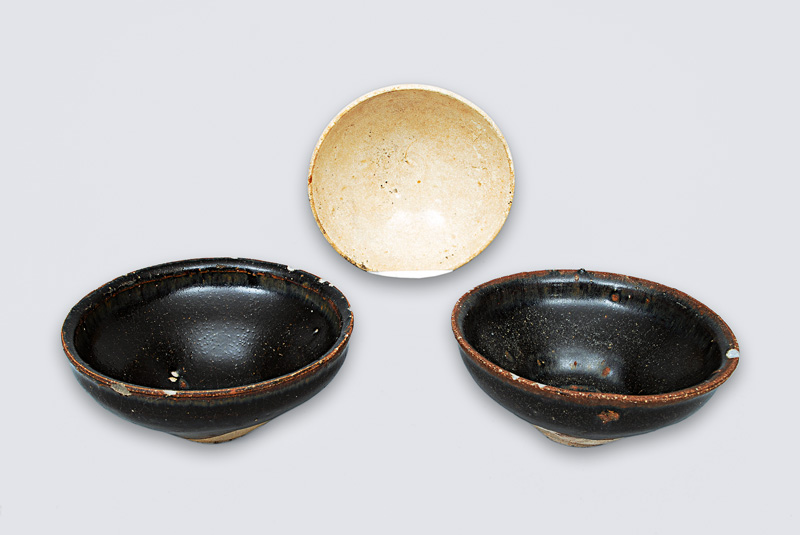 A set of 3 small bowls