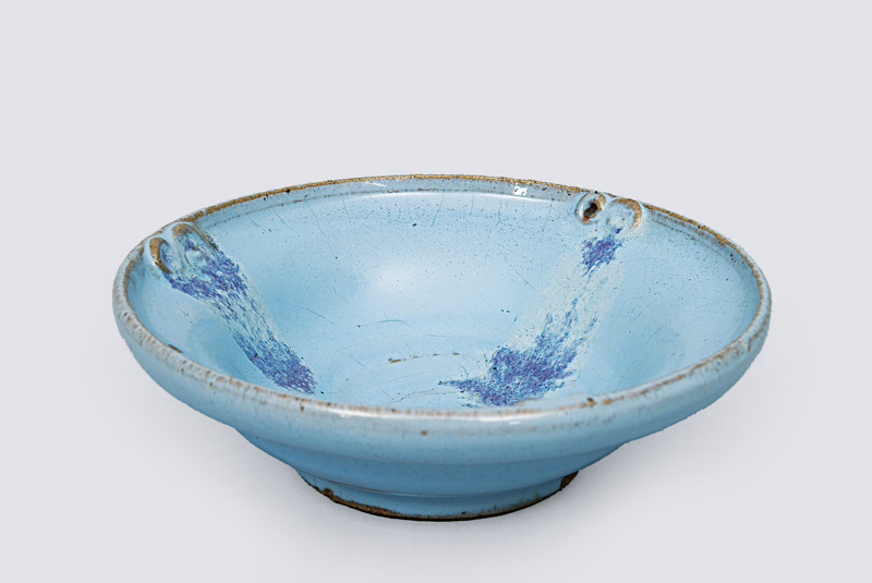 A small bowl with protruding rim