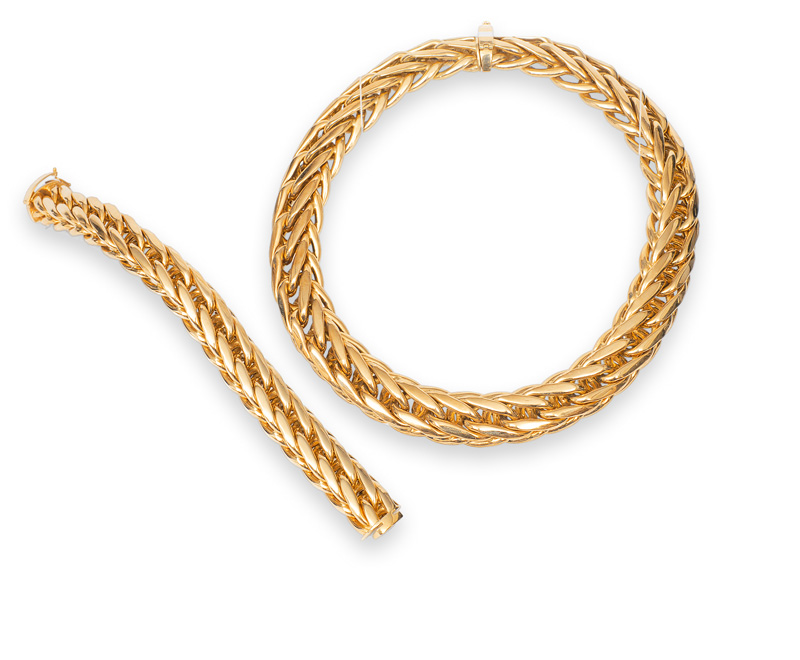 A high quality gold necklace with bracelet