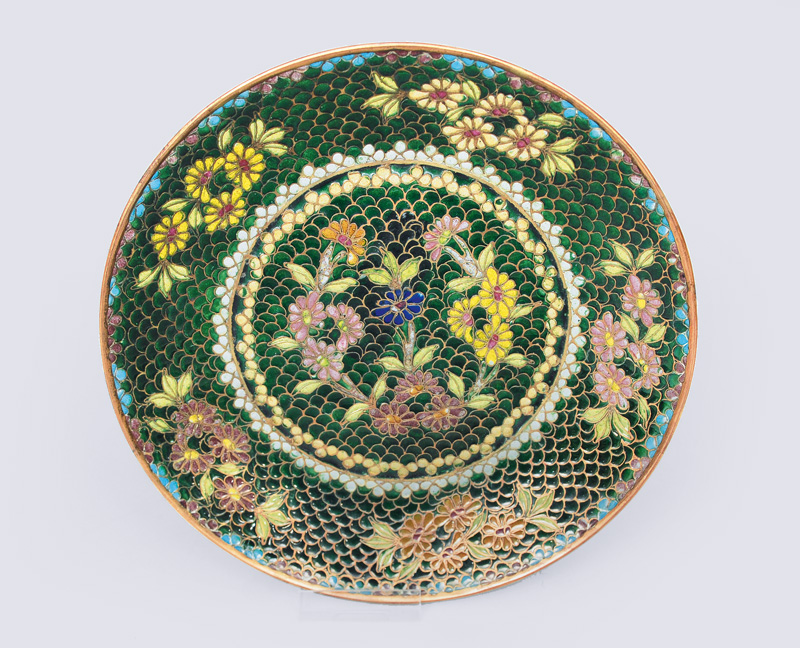 Cloisonné-Teller mit Blumen-Dekor in Pliqué-ajour-Technik