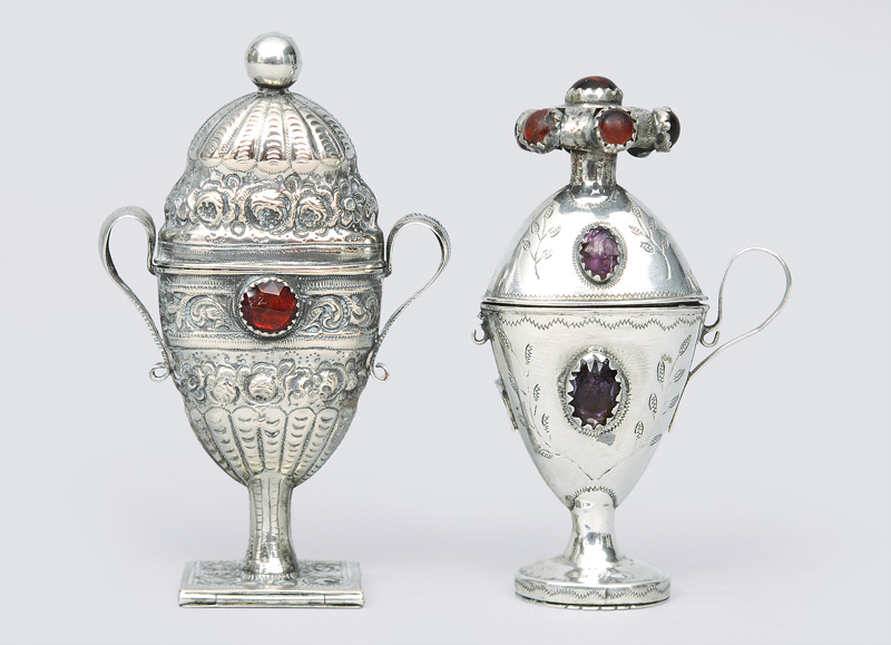 Zwei Riechdöschen in Vasenform mit Stein-Besatz