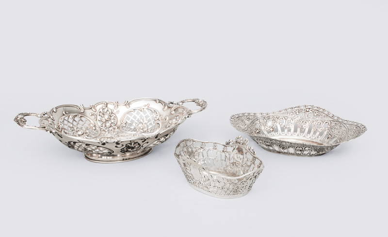 A set of 3 small pompous bowls