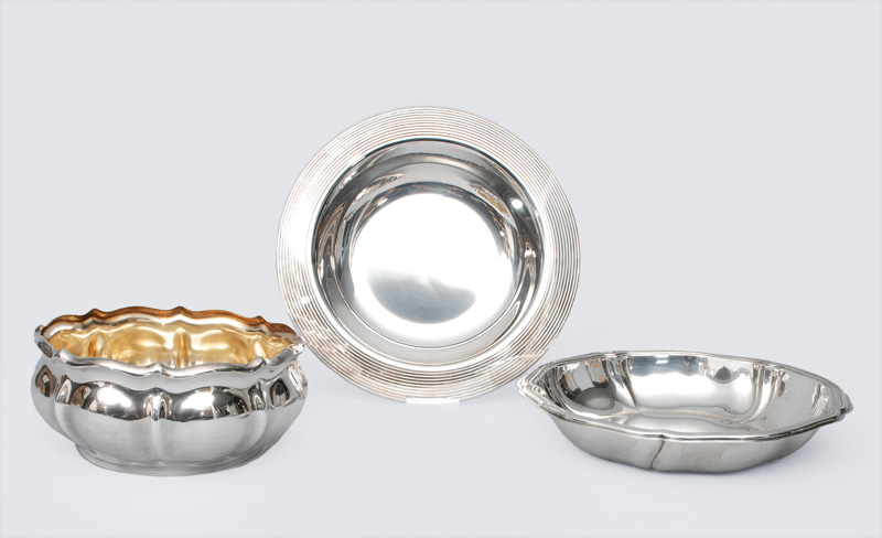 A set of 3 bowls