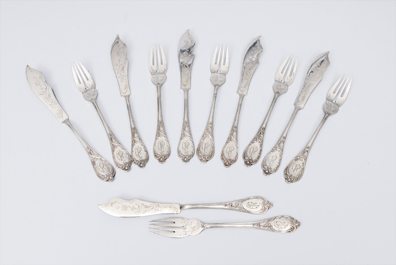 Vereinigte Silberwarenfabrik Düsseldorf, gegr. 1899 - A fish cutlery with moulded floral decor for 6 persons A fish cutlery with moulded floral decor for 6 persons