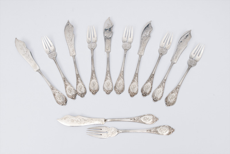 A fish cutlery with moulded floral decor for 6 persons