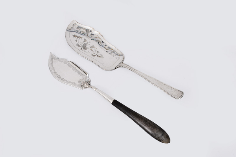 Two Biedermeier pastry server with engraved decoration