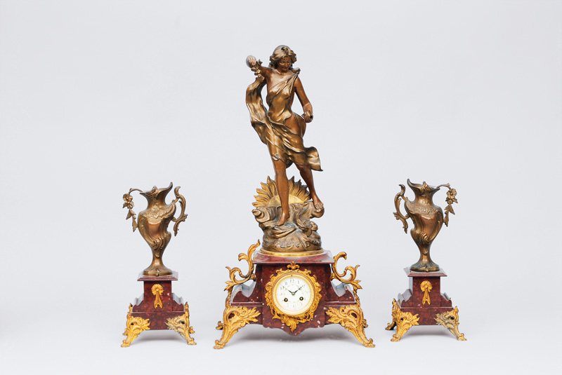 A set of figurative pendulum "Pluie D"Or" and a pair of vase decorations