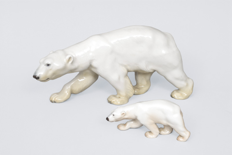 Zwei Tierfiguren "Schreitender Eisbär"