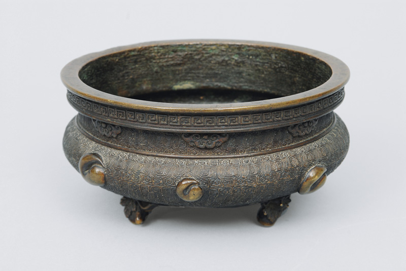 An incense burner with meander relief