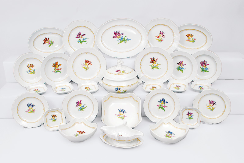 A rare dinner service with tulip pattern for 12 persons