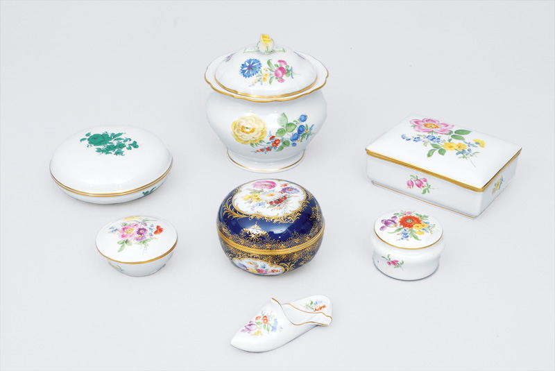 A set of 7 boxes with flower painting and gilded rim