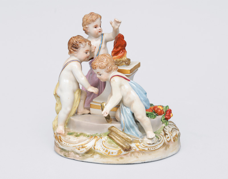 A figurine group "Putti with sacrifice fire"