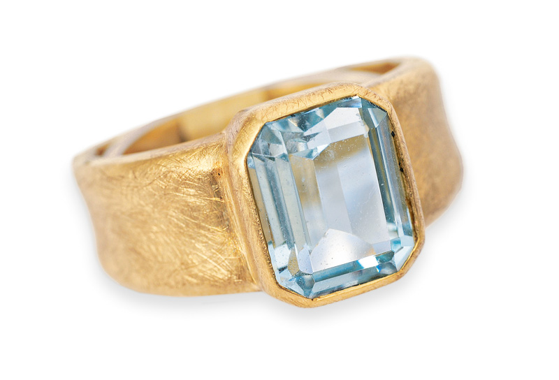 An aquamarin ring