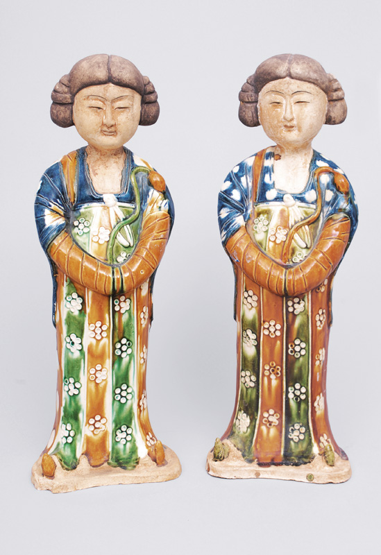 A pair of figurines "court ladies"