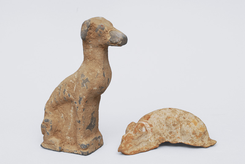 A pair of burial objects "dogs"