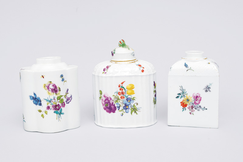 A set of 3 tea caddies with flower painting