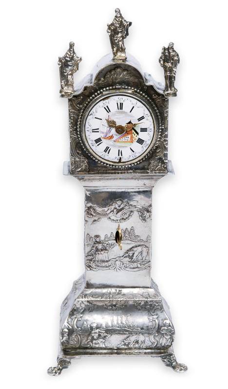 A miniatur clock with rich decorated case