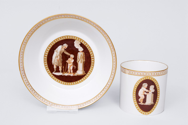 Empire-Tasse mit opferndem Putto