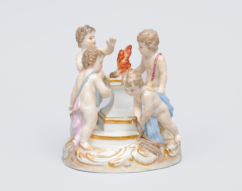 A small figurine group "putti with fire sacrifice"