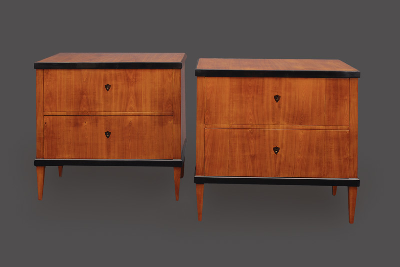 A pair of Biedermeier chest of drawers