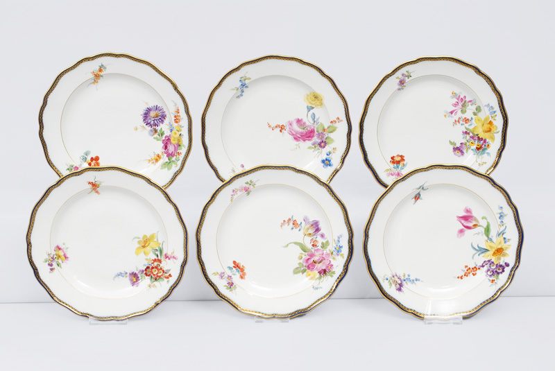 A set of 6 plates with bouquet