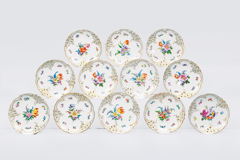 Satz von 12 Durchbruchtellern mit Blumenmalerei