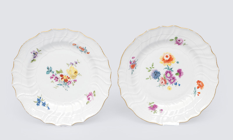 Paar Teller mit Blumenmalerei