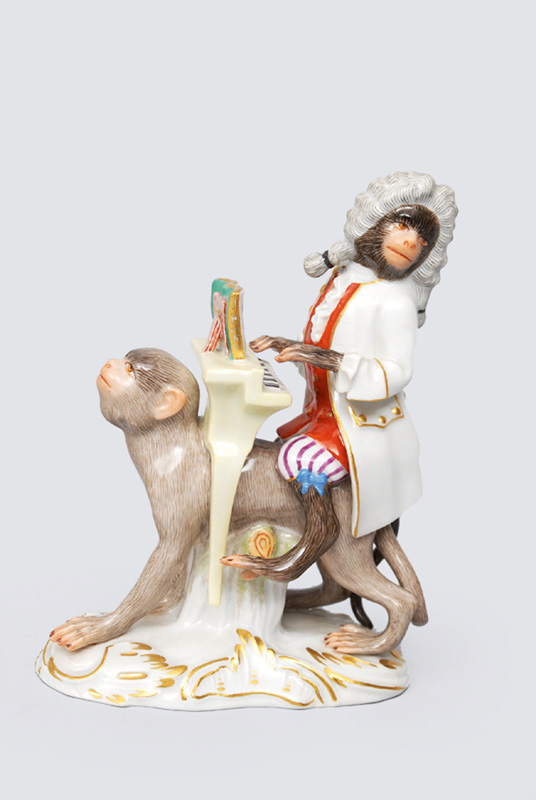A figurine "organ player" (chief conductor riding) of "music playing monkeys"