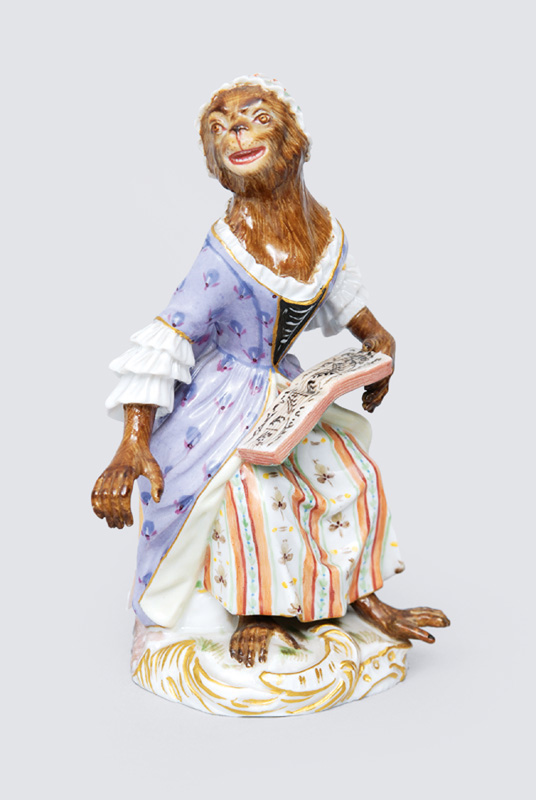 A figurien "female singer" of serial "music playing monkeys"