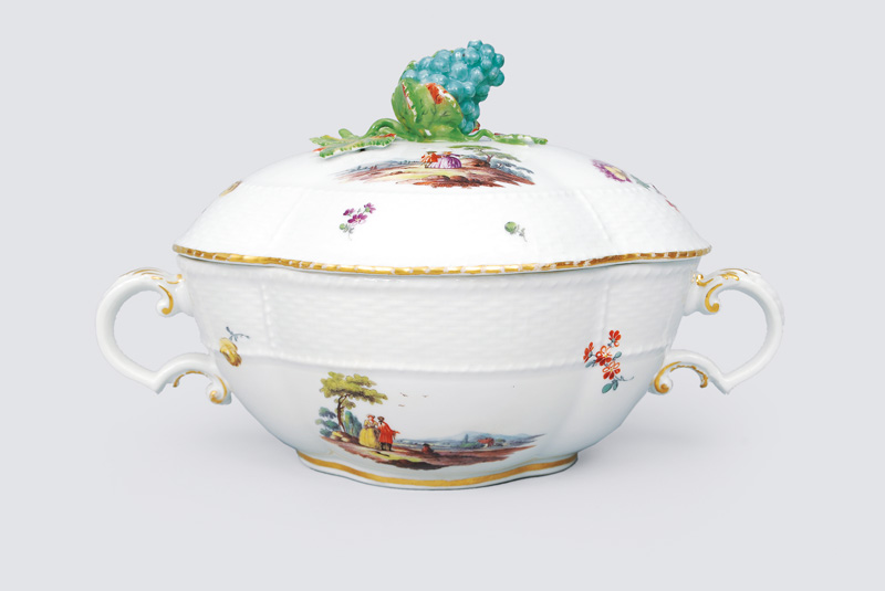 A quaterfoi-shaped tureen with fine Watteau painting