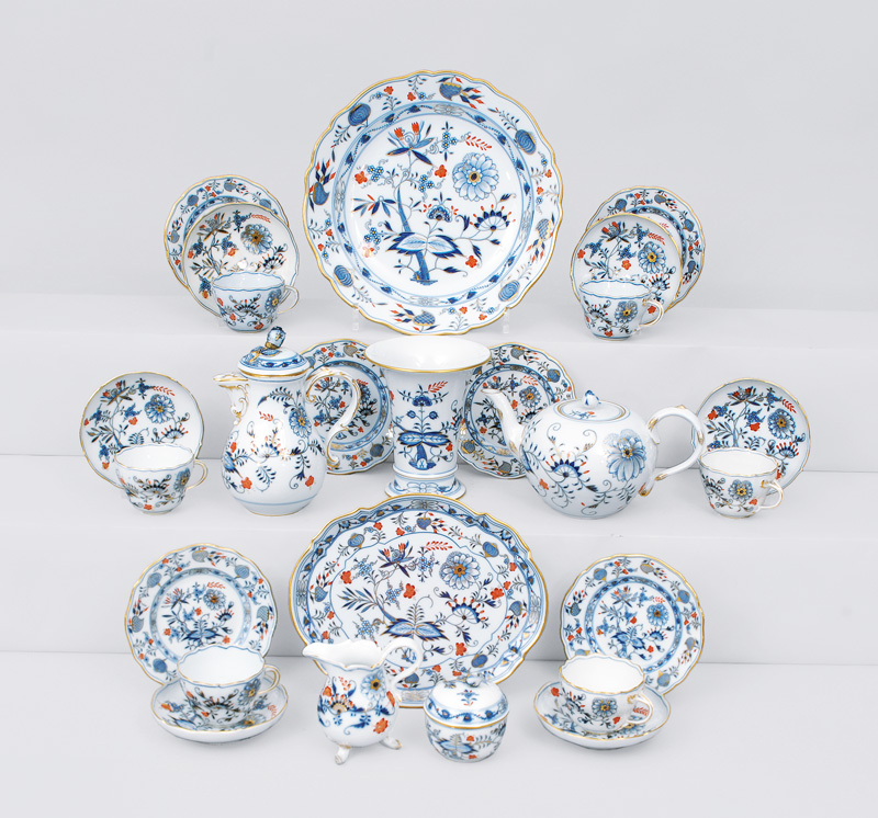 A coffee service "Onion pattern" with over decoration for 6 persons