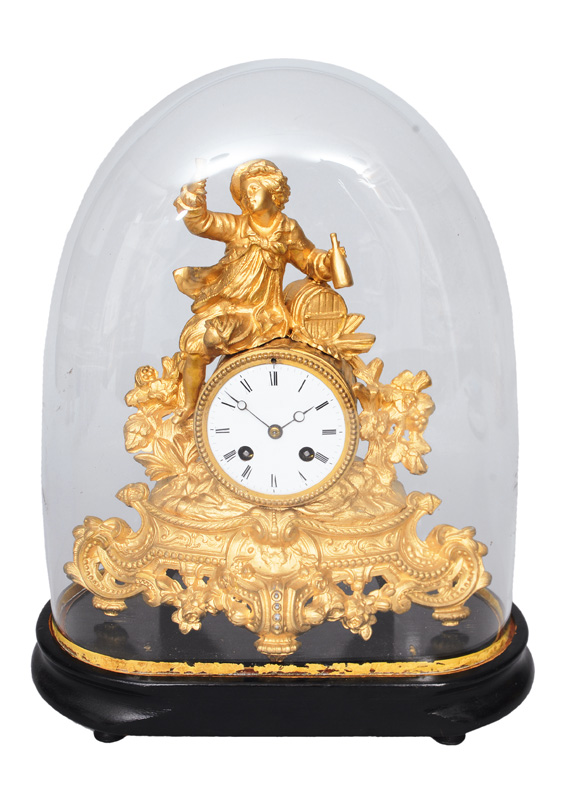A figurative pendulum clock with Rokoko ornaments