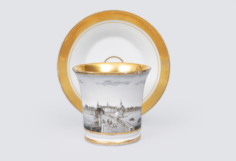 Biedermeier-Tasse mit der Ansicht von Schloss Hartenfels in Torgau