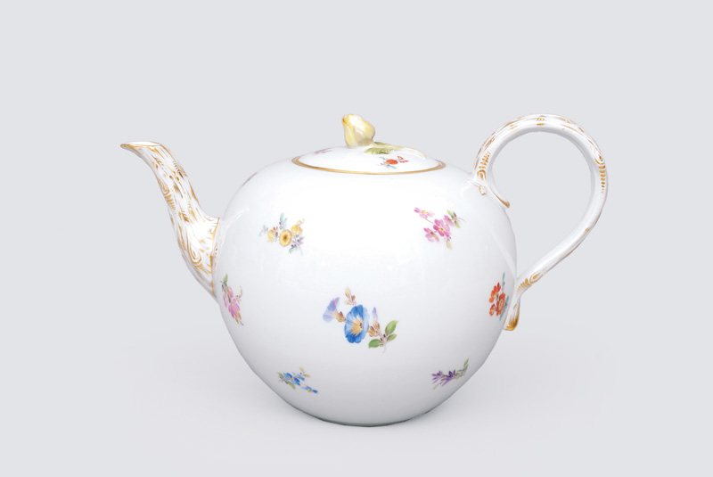 A tea pot "strewn flower"
