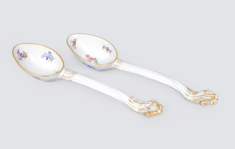 A pair of sauce spoons "strewn flower" pattern