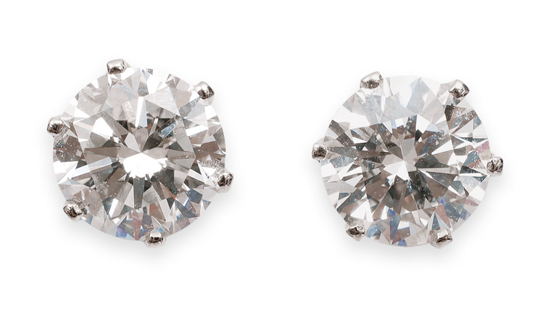 A pair of solitaire diamond earring