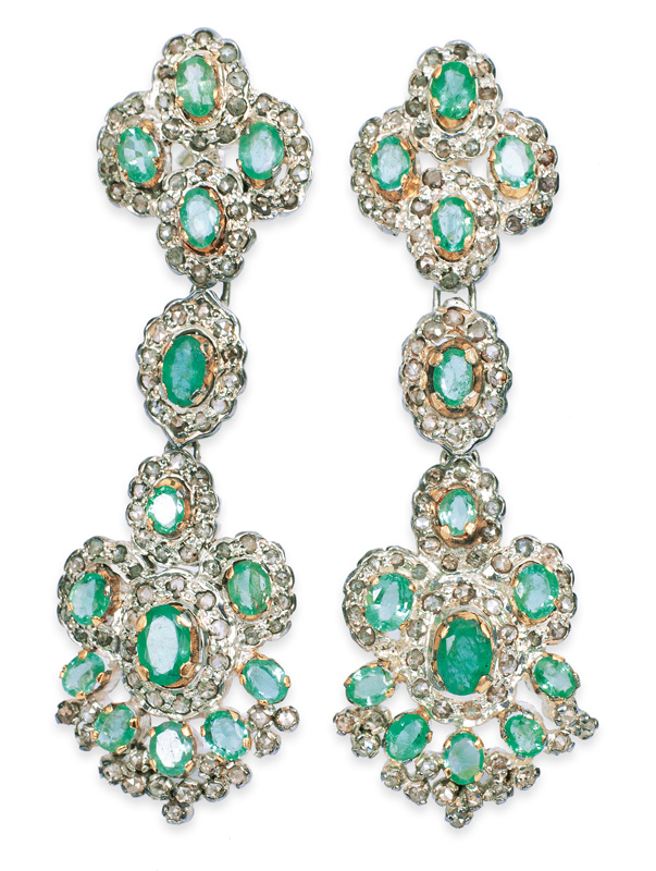 A pair of emerald ear pendant