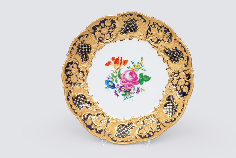 A pompous plate with flower painting
