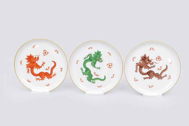 A set of 3 plates with "Ming dragon"