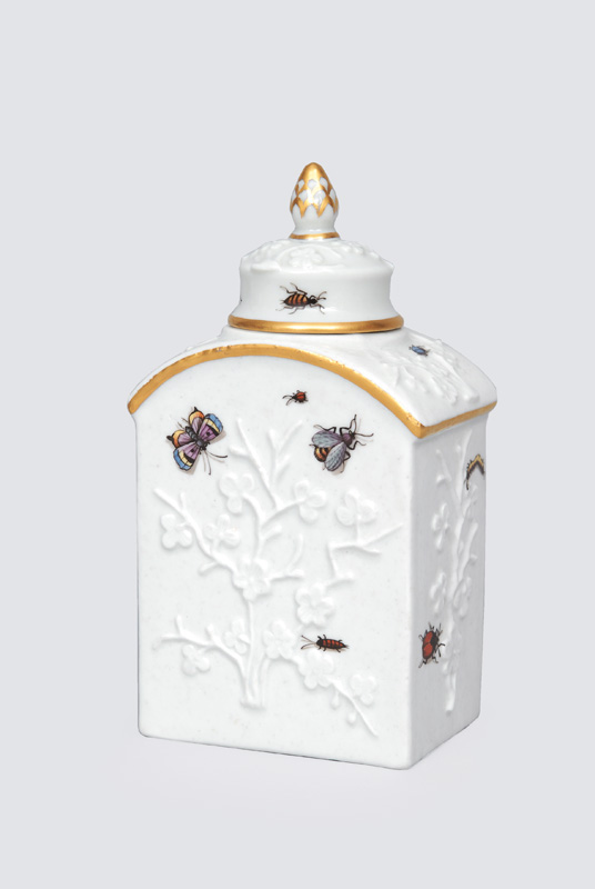 Teedose mit Kirschblütenrelief und Insektenmalerei wohl von Johann G. Klinger