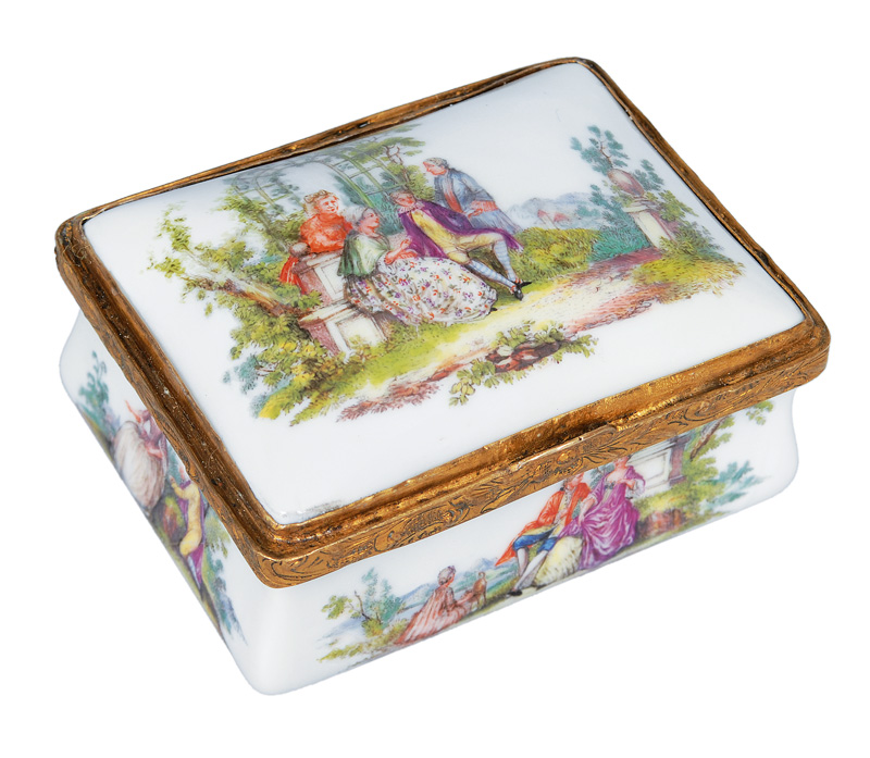 A fine painted snuff box with Watteau scenes