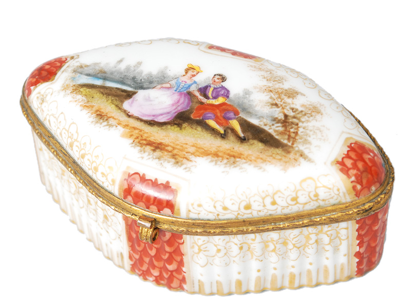 A rombical snuff box with Watteau scene