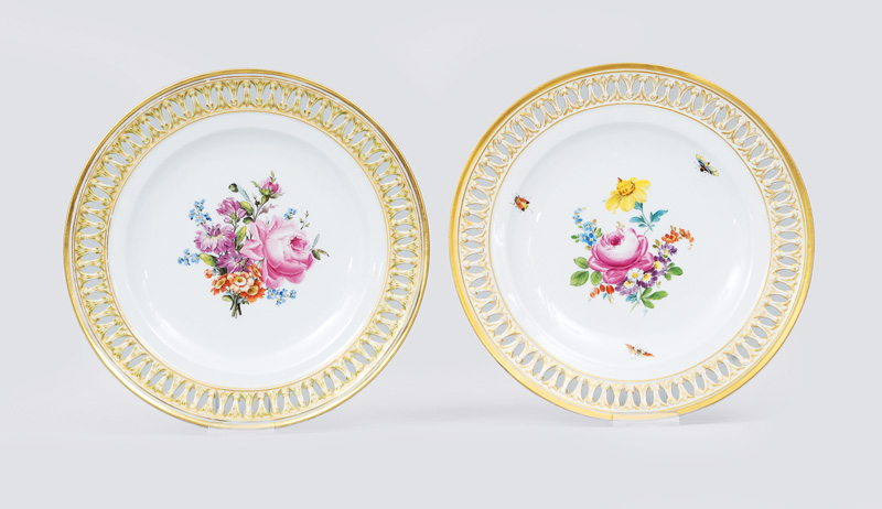 A pair of openwork plates with flower painting