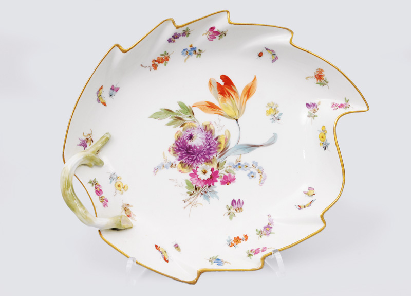 A leaf-shaped bowl with paiting of flowers and insects