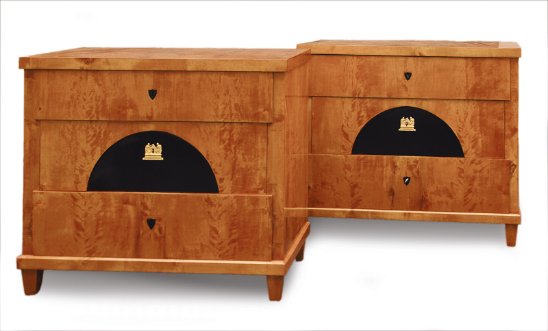 A pair of Biedermeier chest of drawers