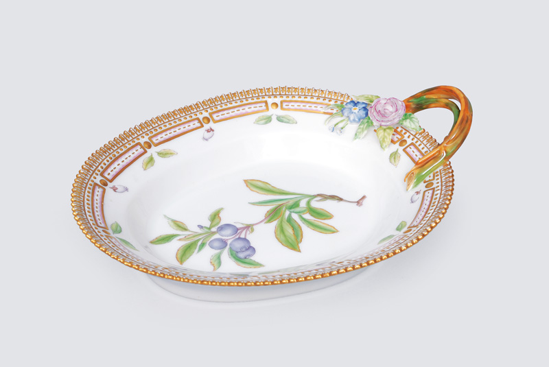 An oval bowl with branch handle "Flora Danica"