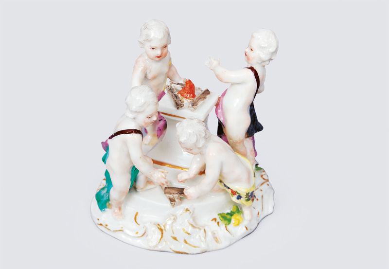 A small figurine group "Putti with fire"