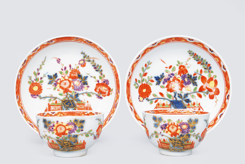 A pair of tea bowls with kakiemon decoration "Tischen"-pattern